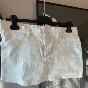 Jeans kjol  - Söt jeanskjol i vitt, med söta små detaljer! Säljer pga att den är för stor för mig! 