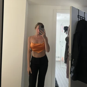 Topp från Nelly strl S - Orange topp från Nelly med prislapparna kvar, endast testad, storlek S 