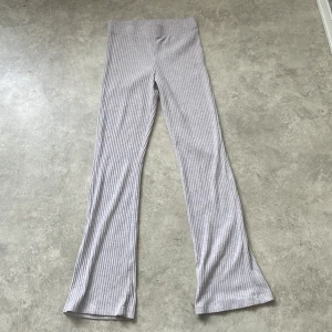 Fett snygga vita byxor - Detta är en vit fett snygg byxa man kan ha på sig den när man ska jogga eller ut i stan men även för att vara hemma. De är väldigt bekväma och passar med alla färger. Älskar de seriöst och jag köpte de precis och de är oanvända