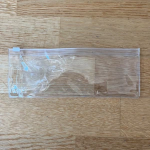 Plastfodral med zip-lock - Gulligt litet fodral som kan användas till allt möjligt: pennor, lösnaglar, sminkborstar, klistermärken m.m. Den stängs lätt med en zip-lock funktion. Hur bra som helst!✨🌸☀️