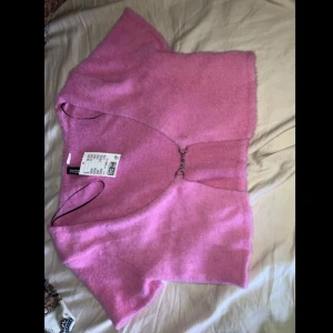 Söt rosa magtröja - Tröjan går att öppna och ha som en kofta. Tröjan ingår inte överhuvudtaget in i min nuvariga stil och därför säljer jag den. Jätte skönt och lent material.