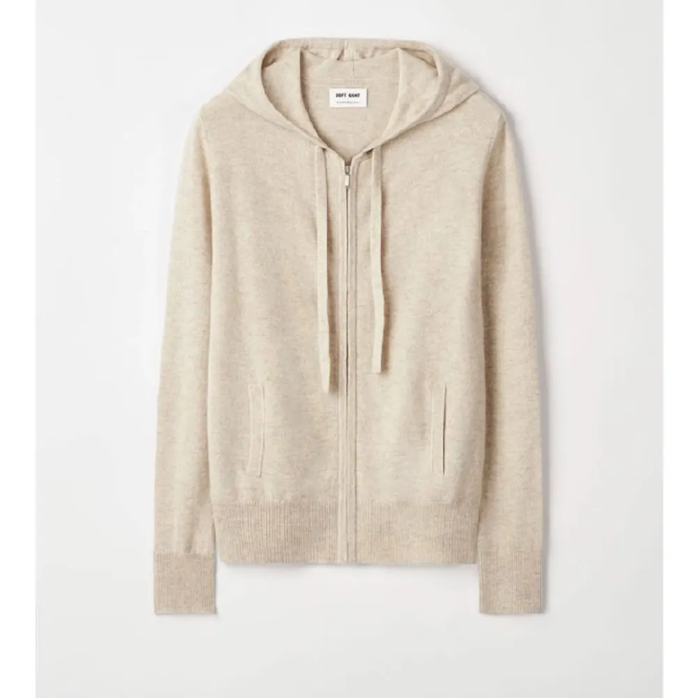 Jättefin hoodie i 100% Kashmir som tyvärr inte används. I färgen beige. Är i storlek M men skulle säga att den passar en XS/S💕Kan gå ned i pris vid snabb affär. Hoodies.