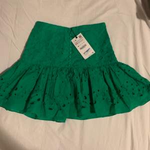 Säljer denna jättefina gröna kjolen från zara då den inte passar.💗aldrig använd bara testad. Prislapp kvar💗skriv privat för mer info