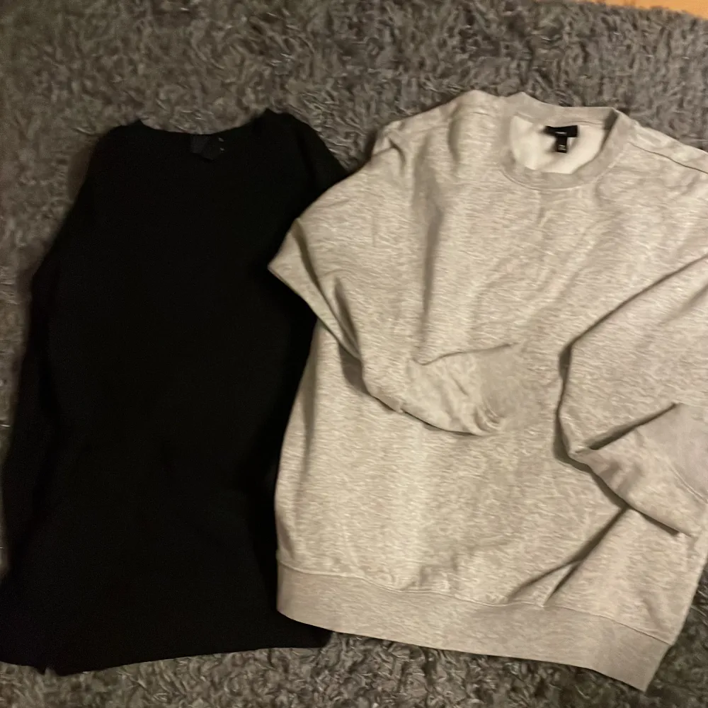 Hm sweatshirt relaxed fit  Storlek L tröjorna är i princip helt oanvända och i perfekt skick 2st för 175 1 st för 100. Hoodies.