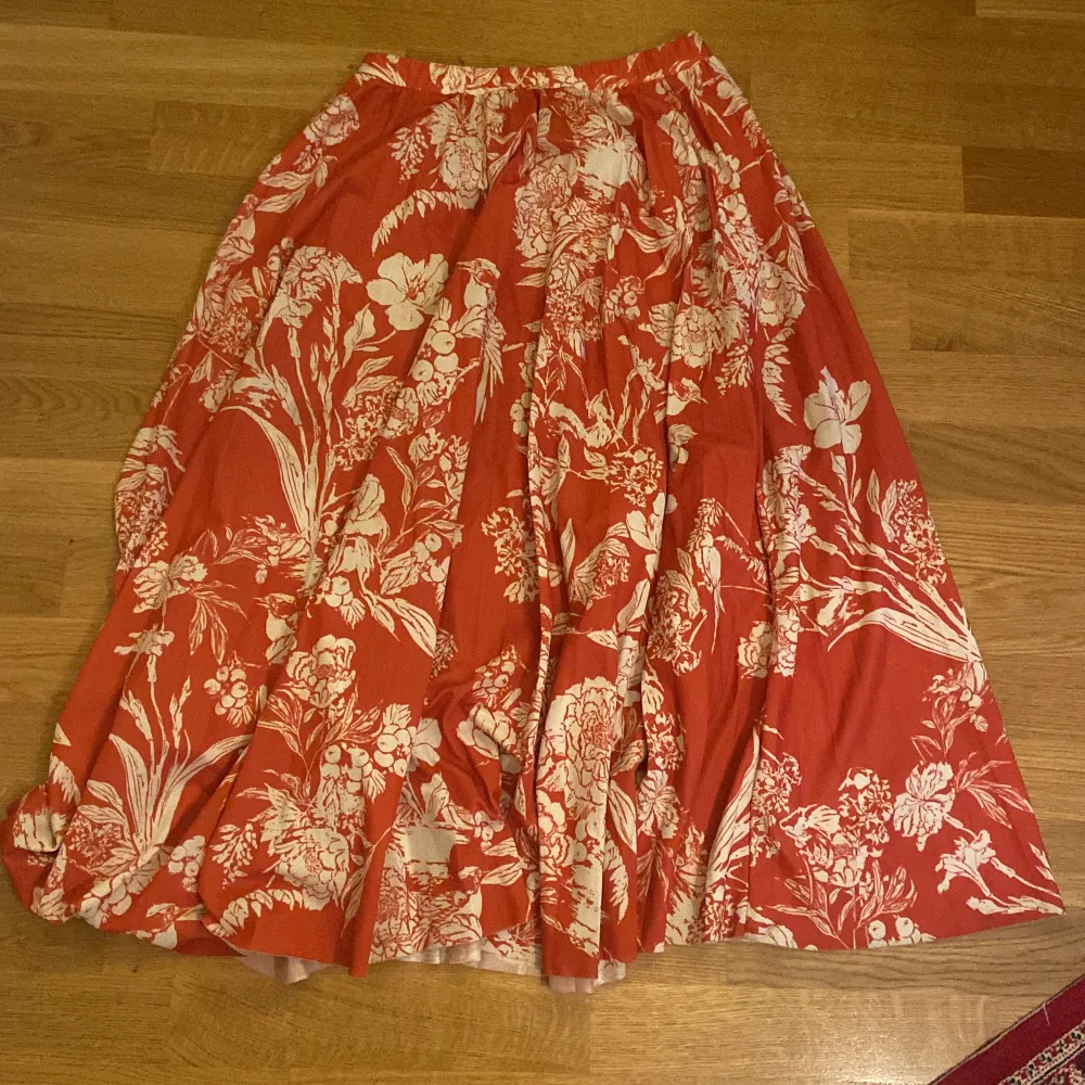Vadlång, blommig kjol från H&M!💓💖. Kjolar.