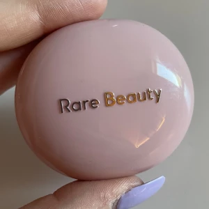 Rare beauty ”melting blush” - En blush från rare beauty i färgen Nearly rose säljes då jag har för många sånna och denna inte hunnit komma till användning ! Köpt på SEPHORA och endast testat men är disinfekterad. Köpt för 309kr