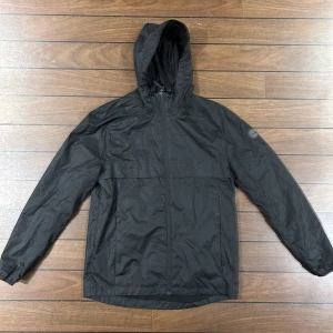 Timberland Jacka - Snygg Timberland jacka i tunt fint material i storlek S! Bara att skriva om du undrar över något🙏