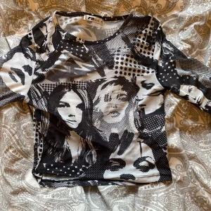 Asball topp - Svincool genomskinlig topp med ansikten på, aldrig använd.