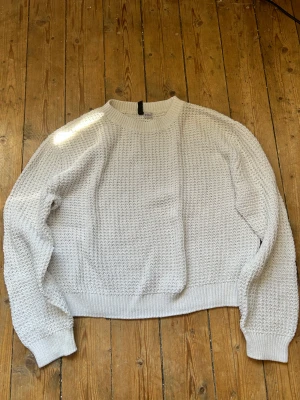 Stickad tröja Xs - Vit stickad tröja från H&M. Fint skick. Storlek Xs