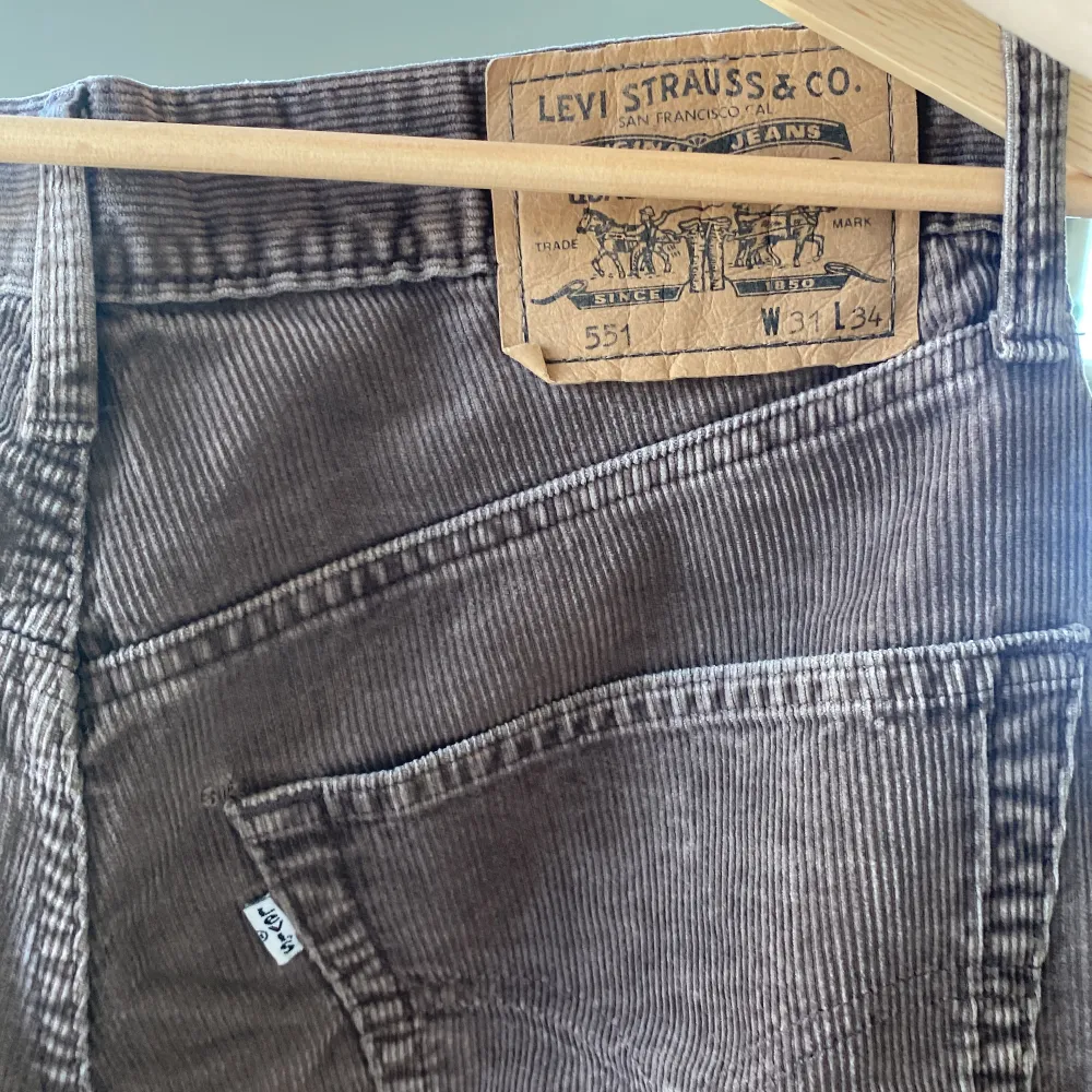 Ett par bruna Levis corduroy byxor. Rak och bred passform. . Jeans & Byxor.