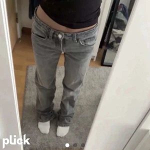 Zara jeans - Säljer dessa populära zara jeans som är köpta här på Plick! Jeansen är i bra skick! De var avklippta när de köptes så passar någon som är runt 160cm lång. Köparen står för frakten. LÅNADE BILDER❗️