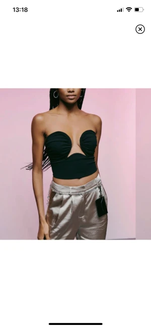 Topp  - Säljer denna jätte fina fest toppen som jag själv köpte här på plick men tyvär passa den inte på mig då jag har lite större byst. Skriv om du vill ha fler bilder på den.❤️