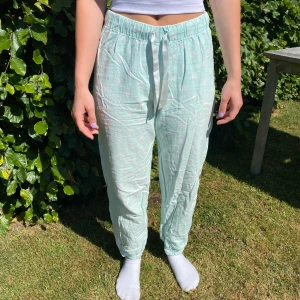 Pyjamasbyxor Kappahl  - Ljusblåa pyjamasbyxor med vita prickar på och silkesband. Storlek 158-164