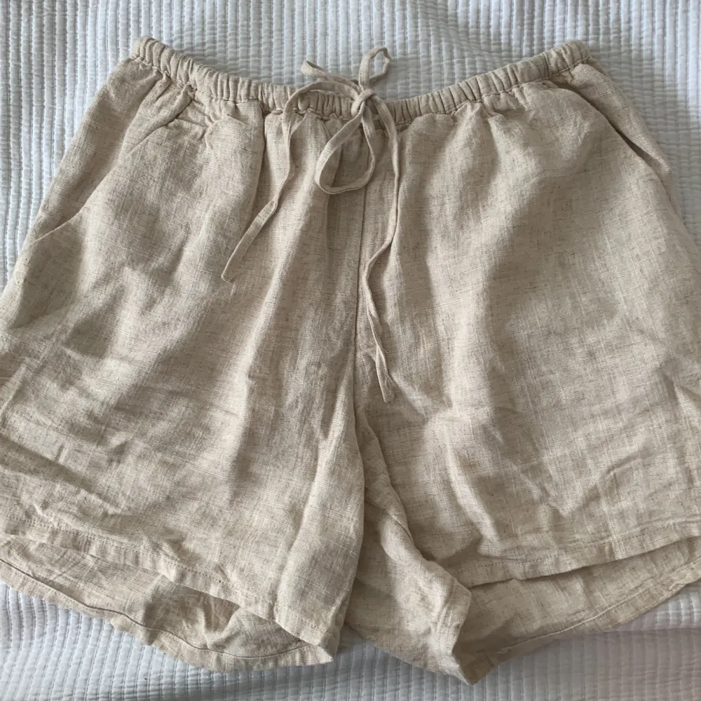 Väldigt fina linne shorts köpta på hm, för ungefär två månader sedan kom aldrig till användning . Shorts.