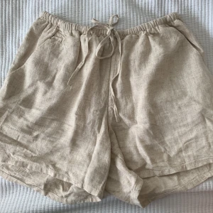 Trendiga linne shorts från hm❤️ - Väldigt fina linne shorts köpta på hm, för ungefär två månader sedan kom aldrig till användning 