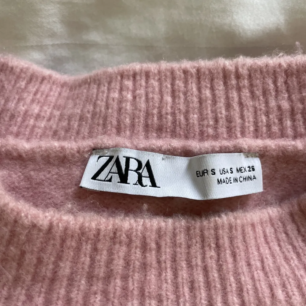 Säljer denna underbara rosa lite oversized stickade tjocktröja från Zara! 🌸Perfekt att slänga på sig på en lite kyligare sommarkväll✨ Slutsåld på hemsidan💓. Stickat.