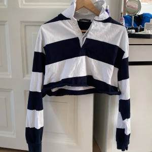 Blå och vit randig croppad tröja - En randig croppad tjocktröja från Brandy Melville! I bra skick💕 använd gärna köp nu, men skriv för fler bilder eller om du har frågor❣️