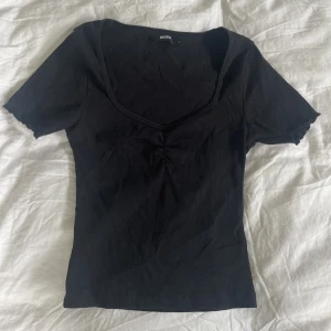 Svart topp stl S - Svart T-shirt från bikbok. Använd en gång. Stl S🖤