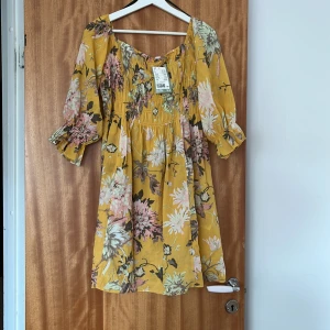 Sommarklänning hm  - Säljer en sommarklänning från Hm. Jätte fin färg passar så bra till midsommar även. Den är offshoulder men man kan även ha den uppe. Prislapp kvar aldrig använt , köpte för 249 säljer för 100