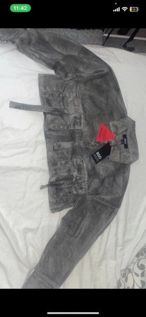 Cargojacka grå  - Säljer denna då jag fick dubbelt paket har alltså fått denna hem exakt likadan redan. Kommit nyss i paketet aldrig använd,sitter jätte snyggt på. Köpt för 38 pund. Helt ny med prislappar på aldrig använd. 