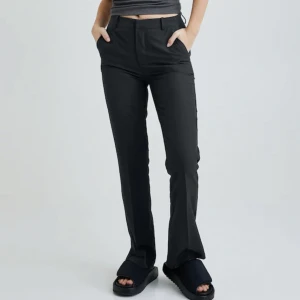 Utsvängda kostymbyxor bikbok - Utsvängda kostymbyxor i modellen ”Vilma” från bikbok. Superfina kostymbyxor men tyvärr fel storlek. Byxorna är i storlek 40 men sitter mer som 38 då de är små i storleken. 