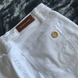 Vita skinny jeans i storlek 2/26 av märket Michael Kors. Använda ett fåtal gånger men bara legat senaste året. Därav i princip nyskick.😊