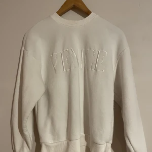 Gina Tricot Vit Tröja - Vit tröja med text i storlek xs.