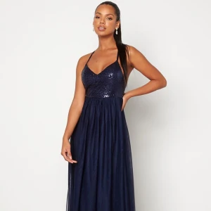 Blå balklänning - Säljer min fina balklänning från bubbleroom som jag bara använde en gång. Klänningen gick hela vägen till marken på mig som är 168cm. Ord pris var 1299. 