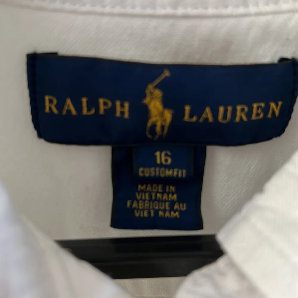 Säljer en Ralph Lauren skjorta i storlek 16/XS. Har bara använt den vid vissa tillfällen och då var den sparsamt använd. 300kr eller bud. Skjortor.