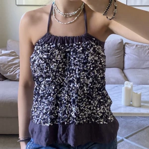 Topp med paljetter - Topp med paljetter både fram och bak! Knyts i nacken