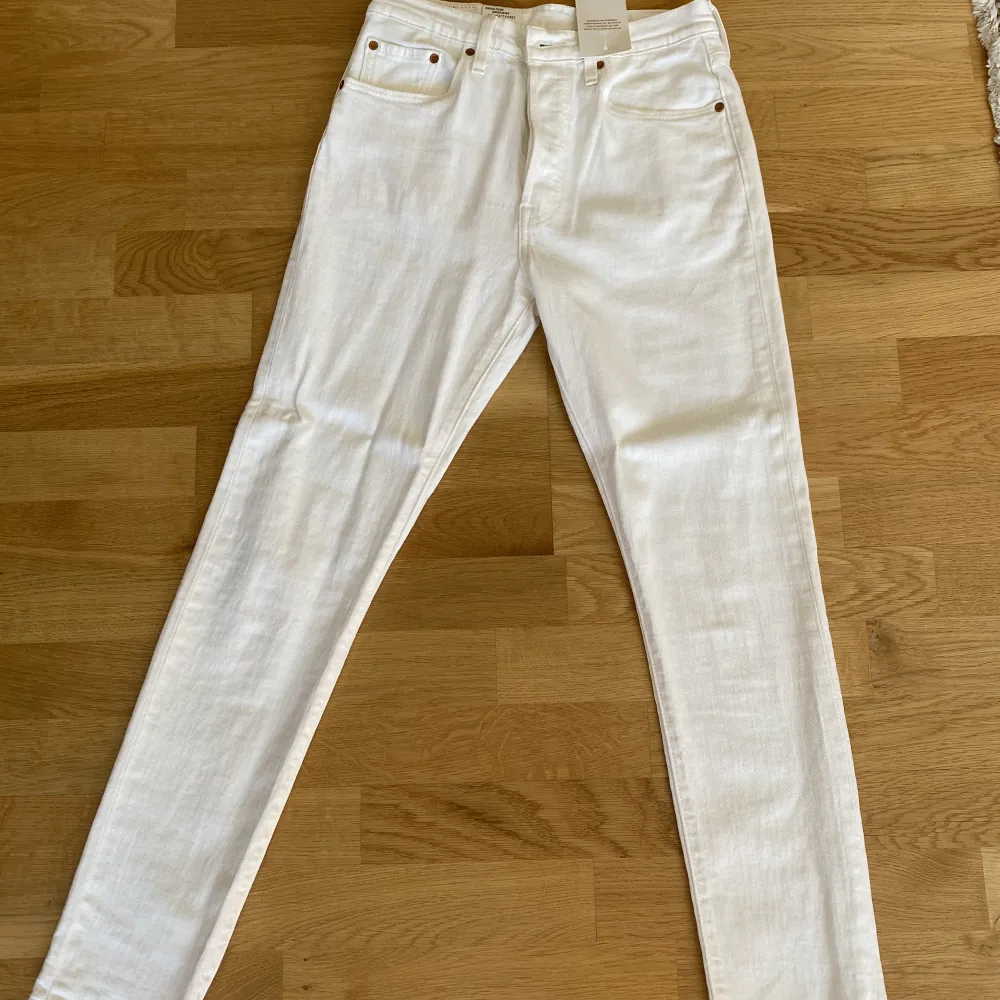 Helt oanvända med lapparna kvar. Vita skinny jeans storlek W27 L30. . Jeans & Byxor.