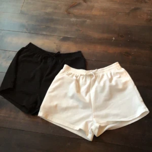 Fina bomulls shorts - Bomulls shorts från shein💕säljer båda tillsammans💕båda är i storlek 11-12/152💕knappt använda
