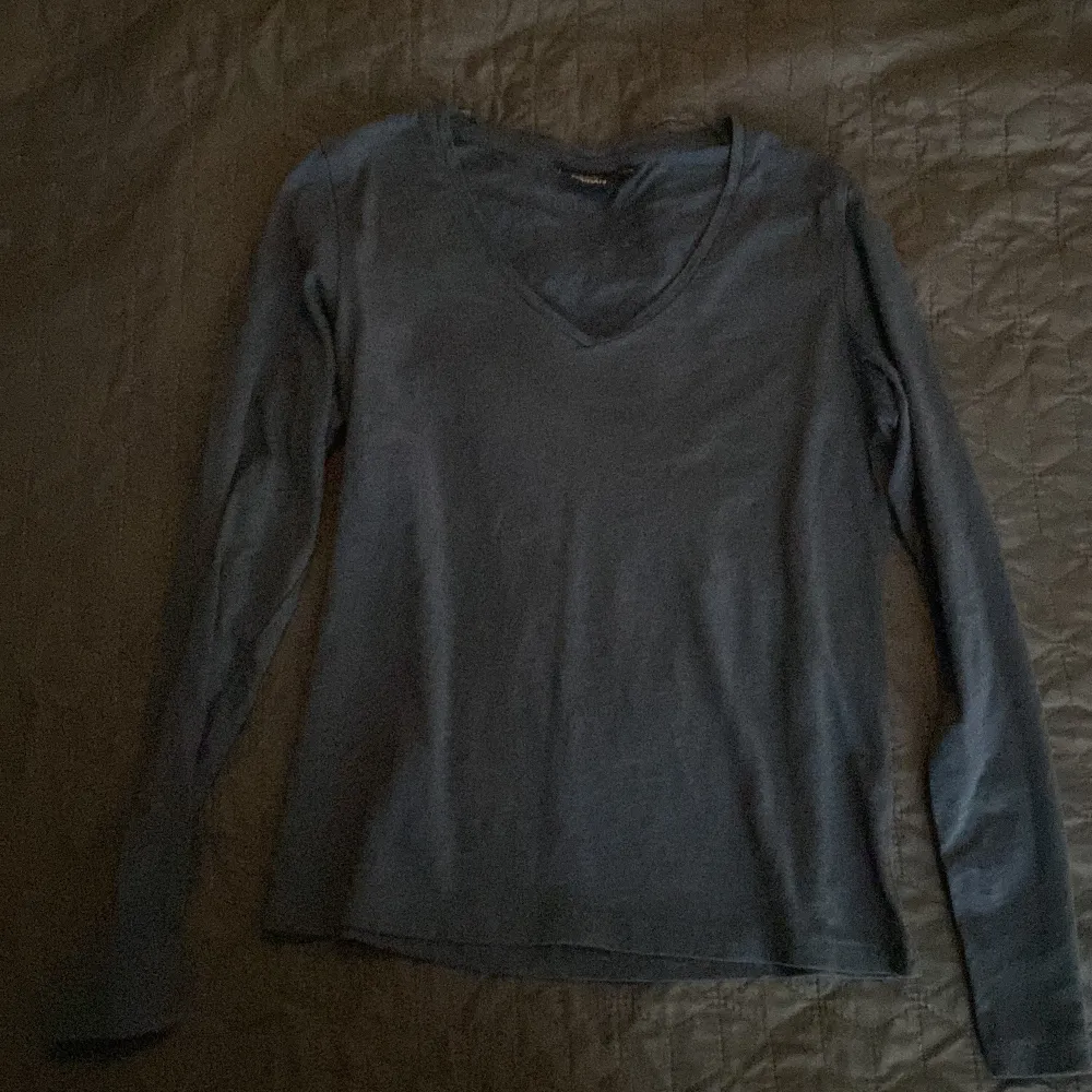 En tröja som aldrig har används. Från Kappahl fint skicka och i storlek xs men jag skulle säga att den passar bra på även S.. Tröjor & Koftor.