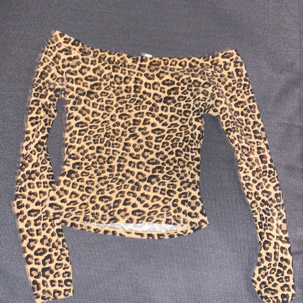 Off shoulder tröja med leopard mönster. Köpt på H&M och i storlek Xs!💗. Toppar.