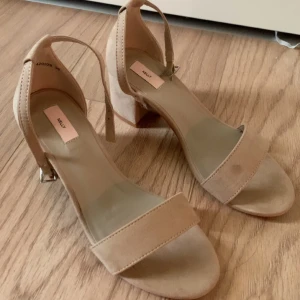 Beige klackskor - Klackskor från nelly, har aldrig använt dom, storlek 39. 