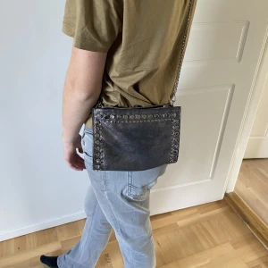 Handväska - En jättesöt handväska från zara! Den köptes här på Plick men har inte används så mycket av mig. Kedjan har börjat rosta lite men det är inget man ser på håll och tänker på! Dock har dragkedjan gått sönder så den går inte att stänga