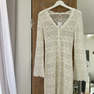 Virkad klänning - Så fin sommarklänning från Monki! Aldrig använd med lappen kvar, nypris 450kr! Perfekt till stranden! Storlek XXS men passar perfekt på mig som brukar ha S! Se bild