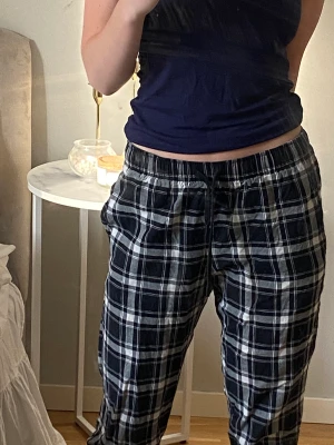 Pyjamasbyxor - Rutiga pyjamasbyxor från Calzedonia. Storlek S, köpt förra julen 🌸