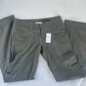 Byxor - Sååå snygga cargoliknande byxor köpta från Humana🌸 Dom är i toppenskick och aldrig använda av mig