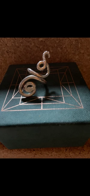 Maria Nilsdotter - Unik silverring i form av en orm från Maria Nilsdotter. Går att justera den i stl. 