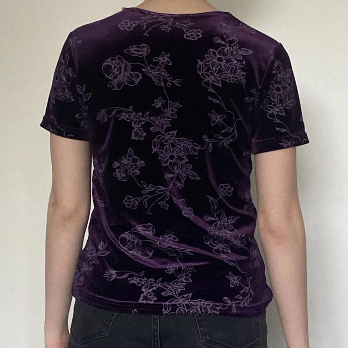 Lila sammetströja med blommor - 90