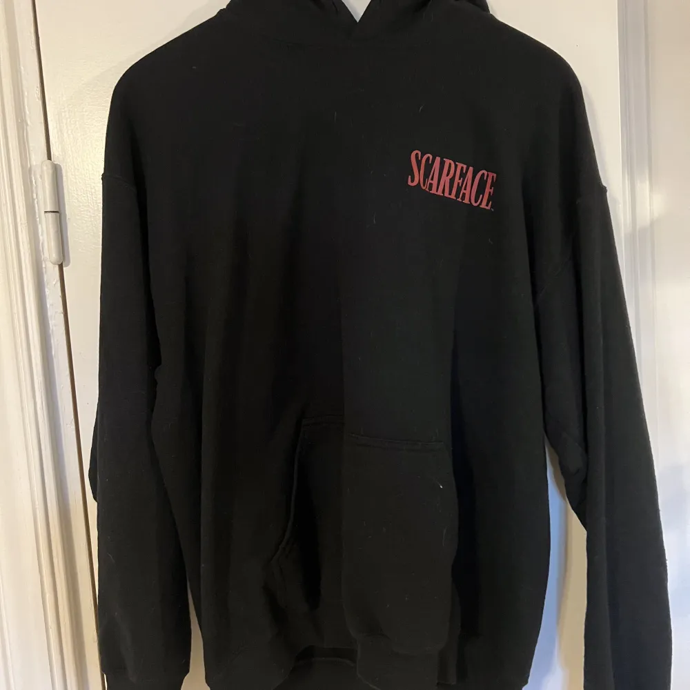 Svart hoodie med coolt tryck. Endast använd 2 gånger, mycket bra skick! Storlek S . Hupparit & Collegepaidat.