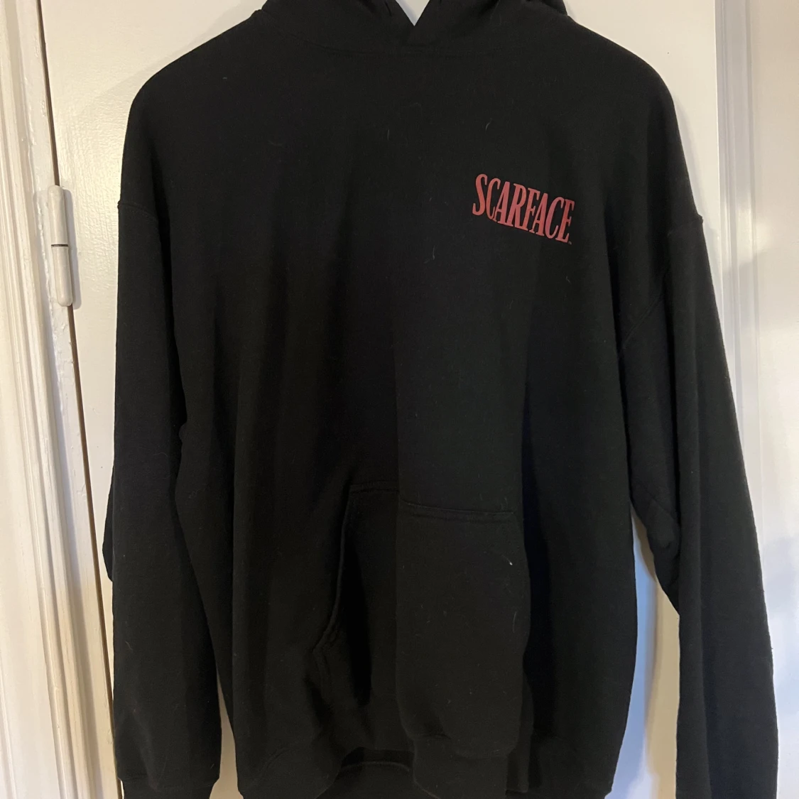Svart hoodie med tryck - 90