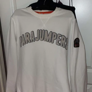 Parajumpers tröja - Vit Parajumpers tröja, storlek L passar M, säljs för att den inte används.  Original pris 2000kr