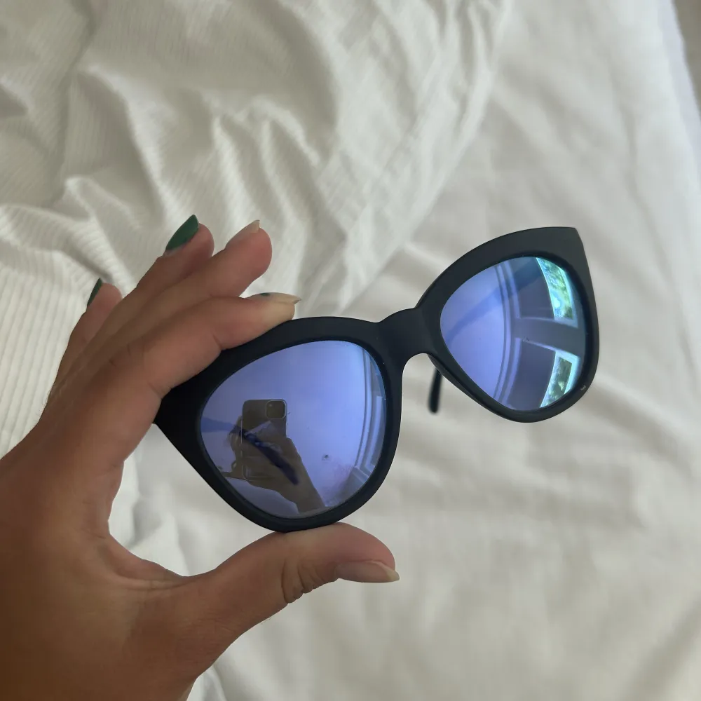Säljer mina Le Specs solglasögon med svart ram och blått glas. Superfina i en kattformad modell 🤍. Accessoarer.