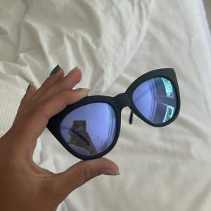Säljer mina Le Specs solglasögon med svart ram och blått glas. Superfina i en kattformad modell 🤍