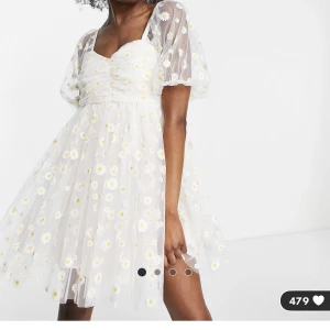 Klänning med blommor - Suuperfin klänning med blommor på som tyvärr inte passade mig, endast provad! Perfekt för midsommar🤩Nypris 670, mitt pris 400kr🦋