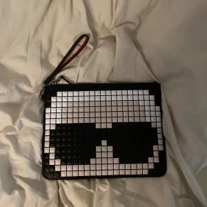 Karl Lagerfeld  - Jätte fin clutch som är använd endast en gång. Kommer tyvärr inte till användning så tänker att någon annna kan ta emot denna fina clutch.  
