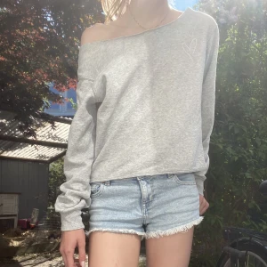 Grå tröja ❤️ - grå tröja som är lite offshoulder. Ganska använd därav priset! ❤️