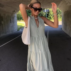 Väska  - Säljer denna fina väska från na-kd som liknar bottega venetas! 